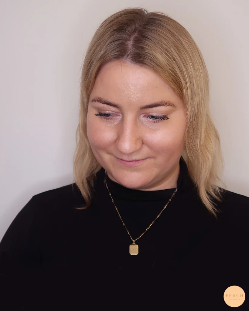 Hårförlängning med Hairtalk tejp hår i en varm, fin mörk blond frisyr på Peach Stockholm 's egna Camilla