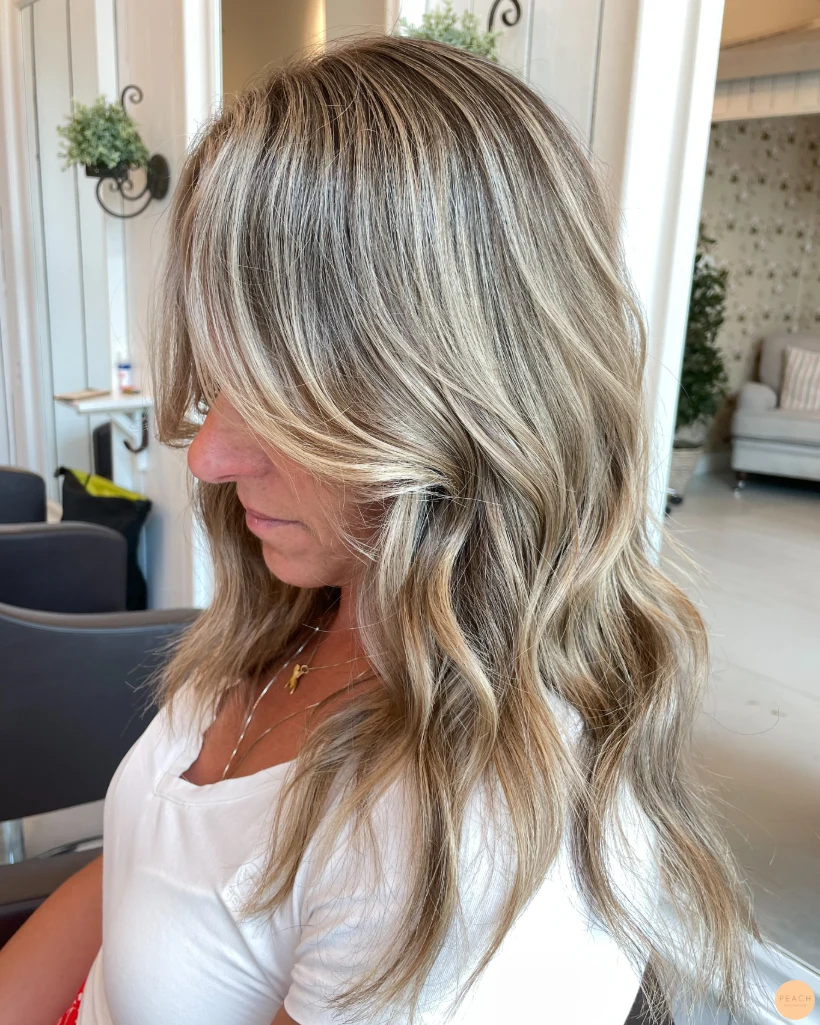 Naturlig beige blond hårfärg med slingor