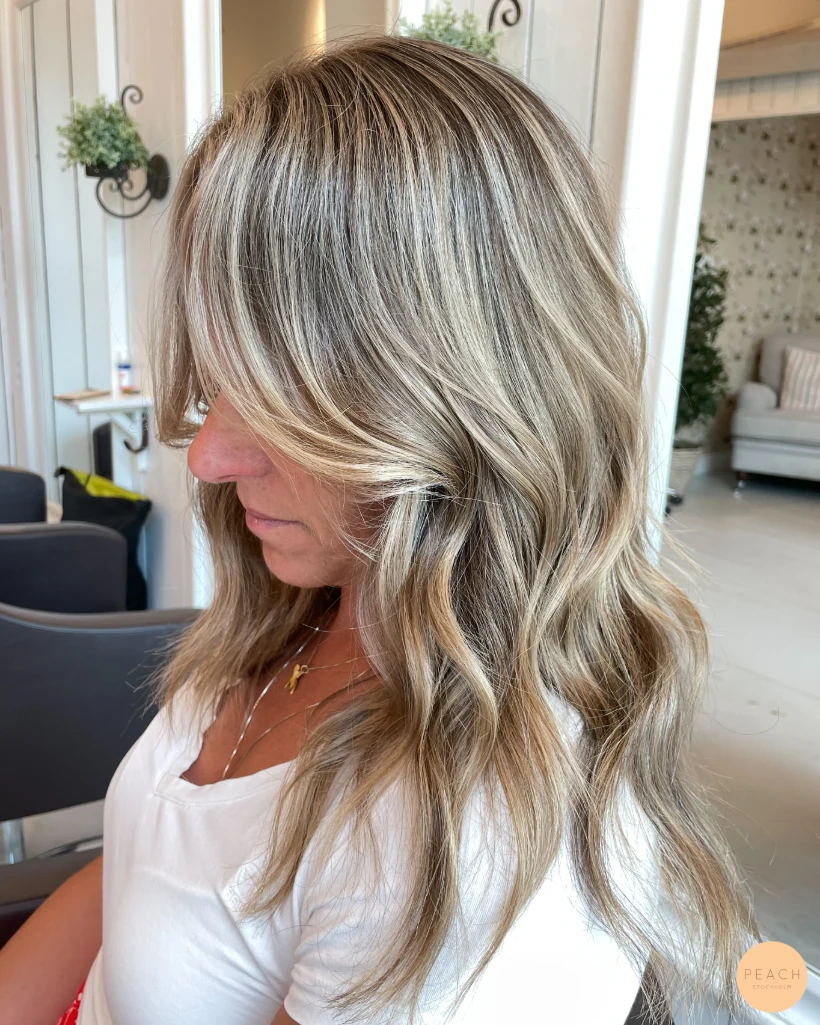 Naturlig beige blond hårfärg med slingor