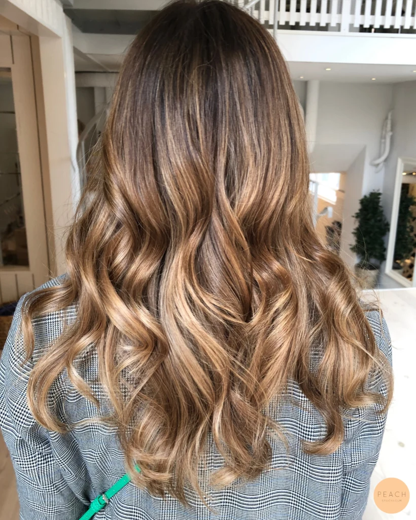 Bronde med ljusa slingor
