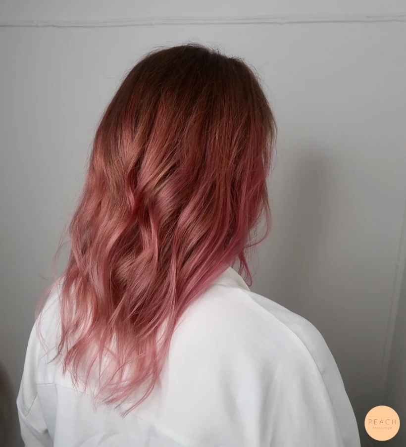 Rosa hårfärg med rosa toner