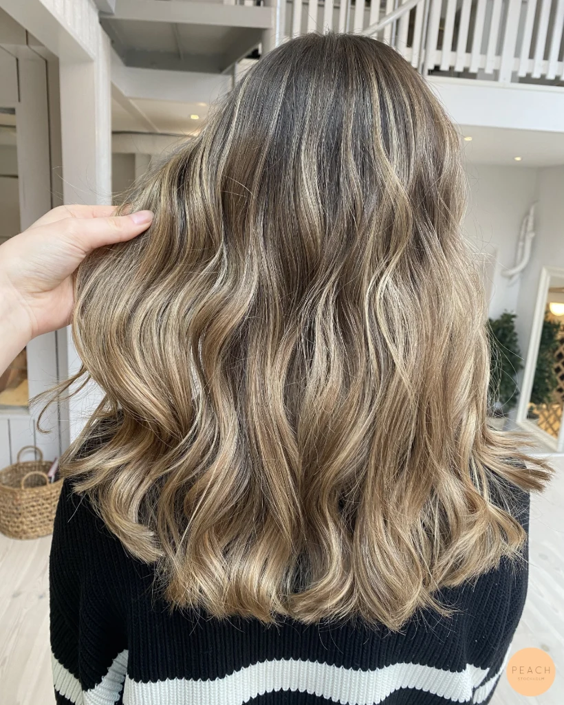 Sand balayage med ljusa slingor