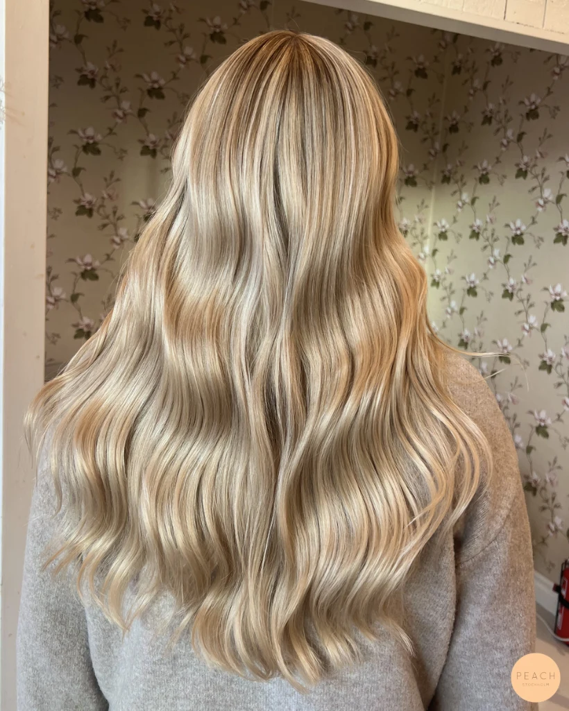 Guldblond hårfärg med ljusa slingor och gyllene toner