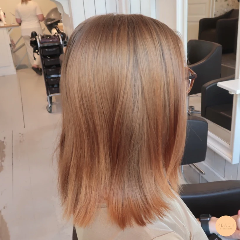 Copper blonde hair med ljusa slingor