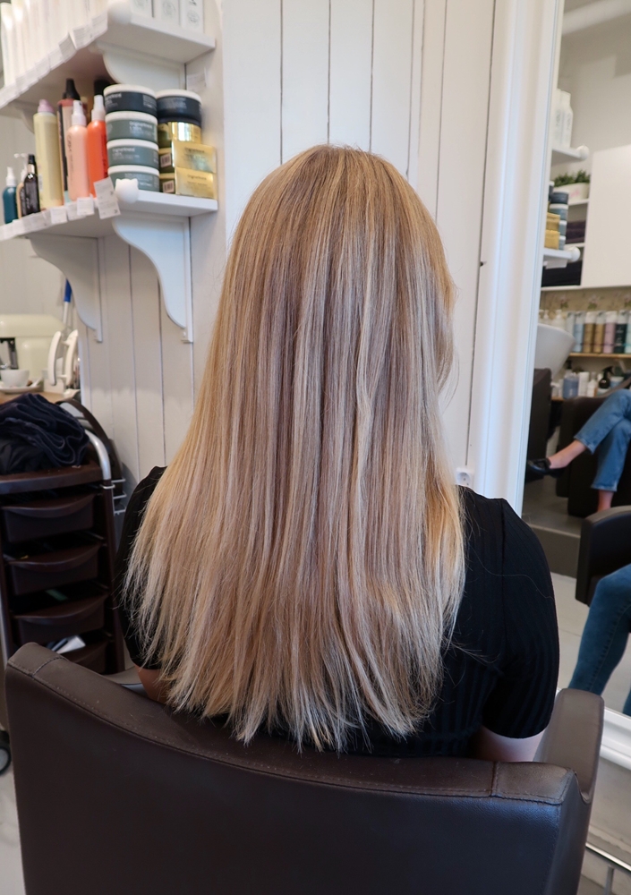 Ljusblond hårfärg med ljusa slingor och lob