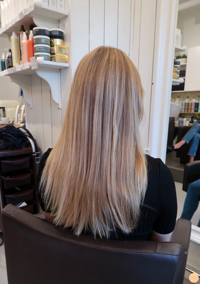 Ljusblond hårfärg med ljusa slingor och lob
