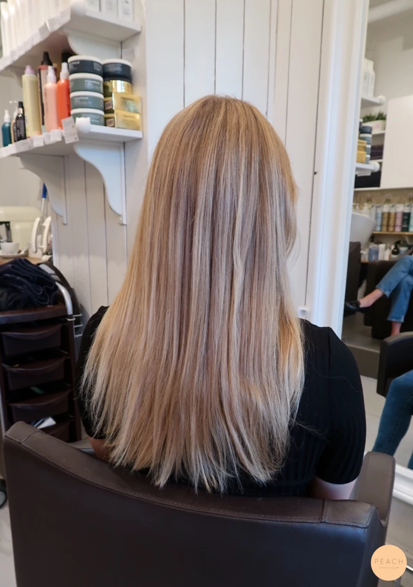 Ljusblond hårfärg med ljusa slingor och lob