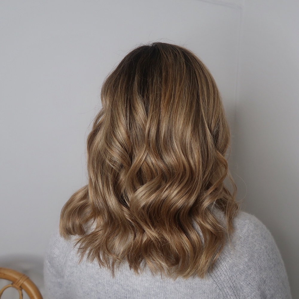 Beige blond nyansering med mjuka vågor