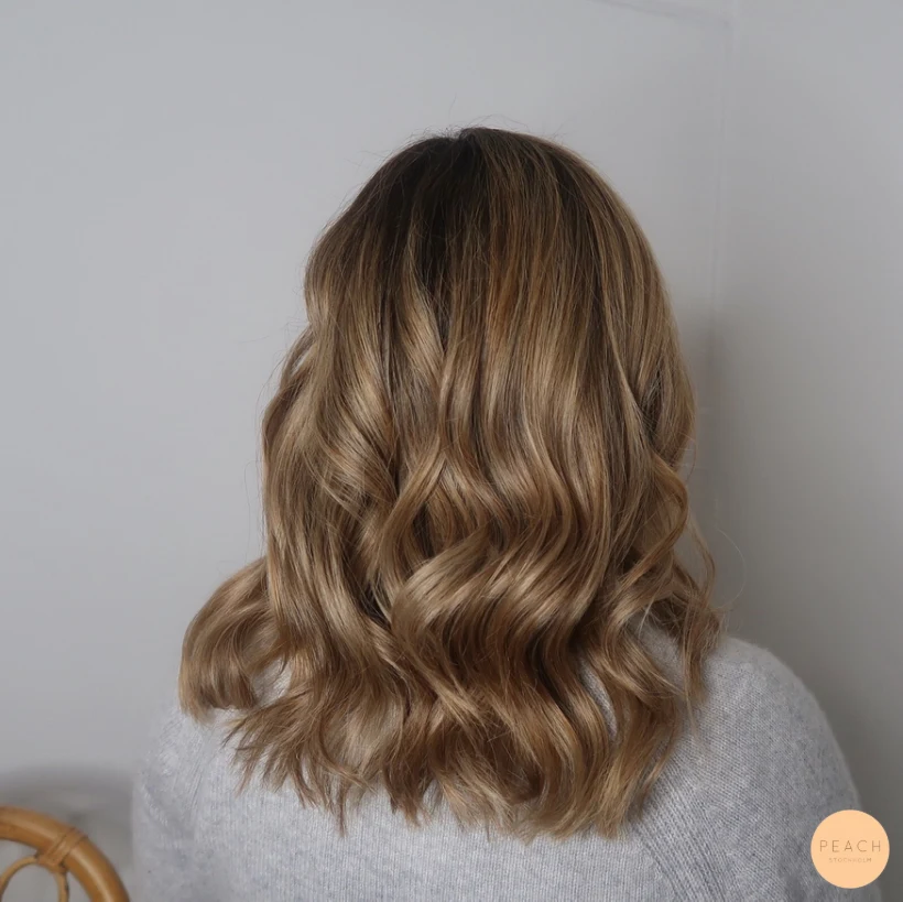 Beige blond nyansering med mjuka vågor
