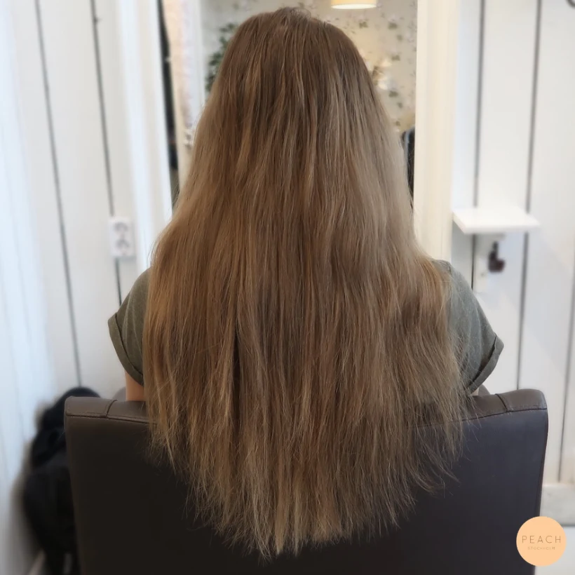Varm blond hårfärg med slingor och rootshadow