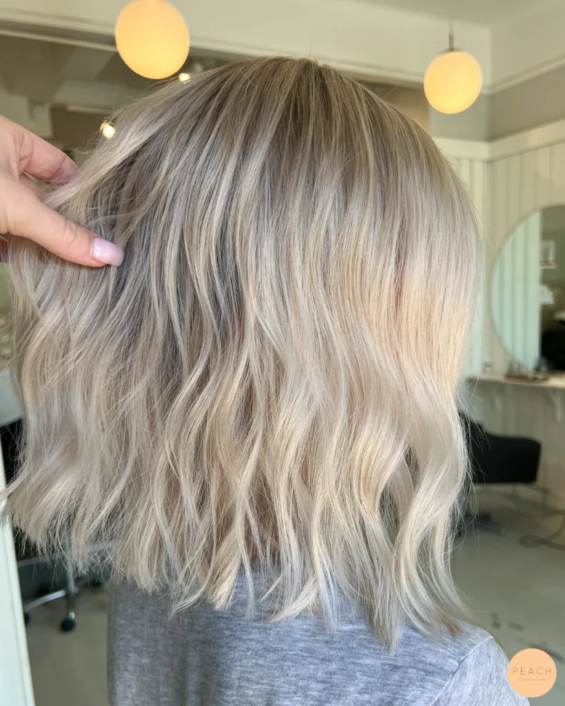 Bright blonde hair med fina babylights