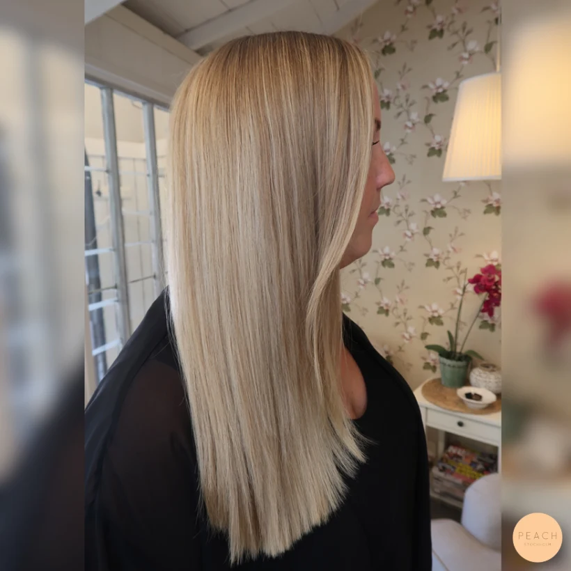 Sval beige blond med glansiga längder