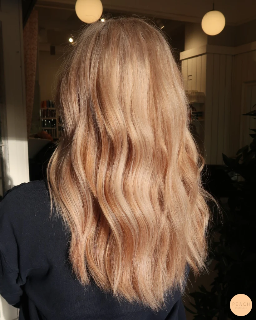 Soft beige kopparblond hårfärg med ljusa slingor