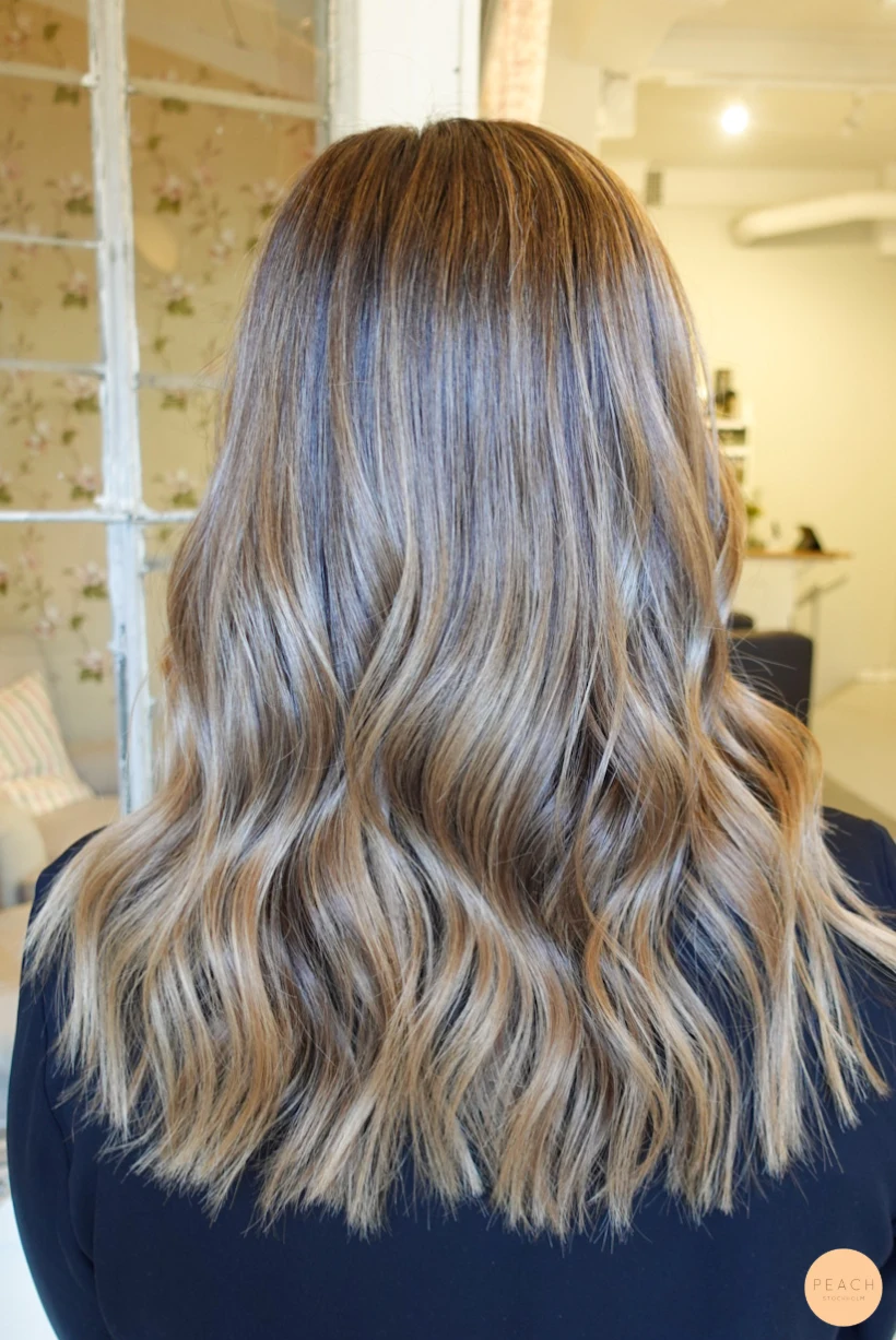 Havreblond hårfärg med ljusa slingor