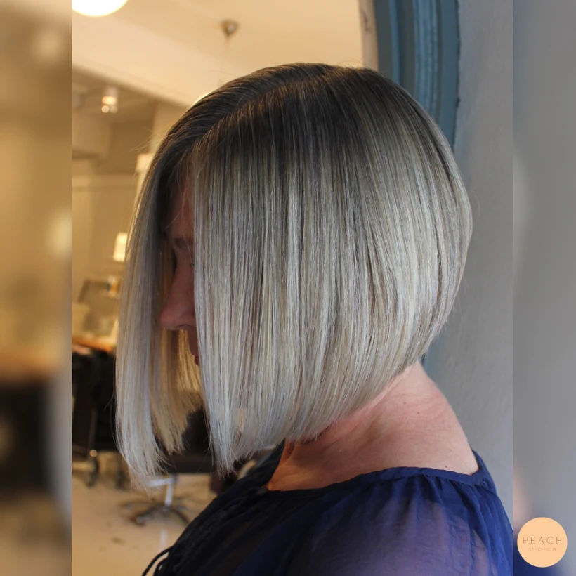 Askblond hårfärg med pageklippning