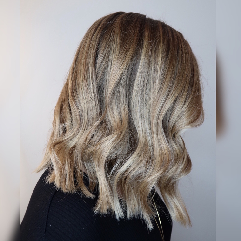 Kall blond hårfärg med highlights
