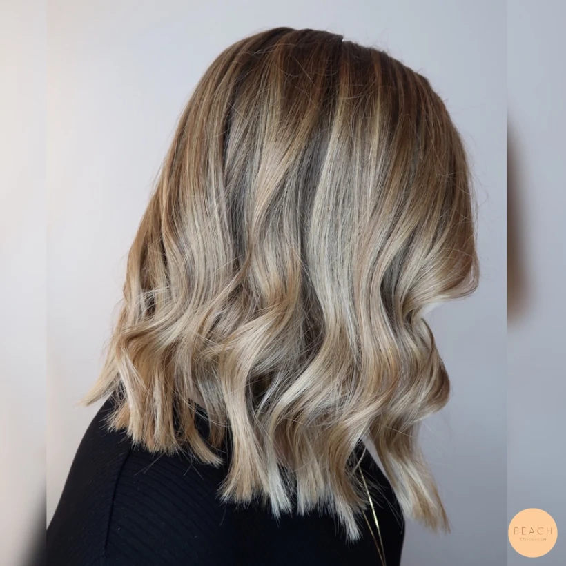 Kall blond hårfärg med highlights och ljusa slingor