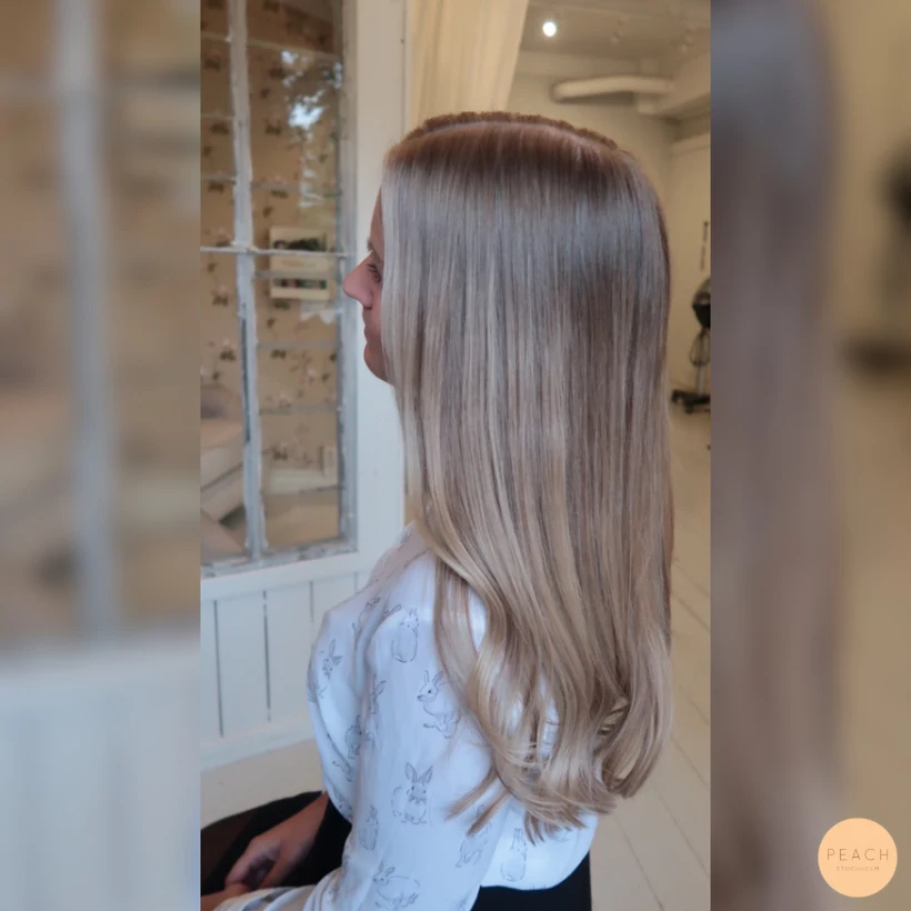 Beige blond hårfärg med slingor och bröllopslook