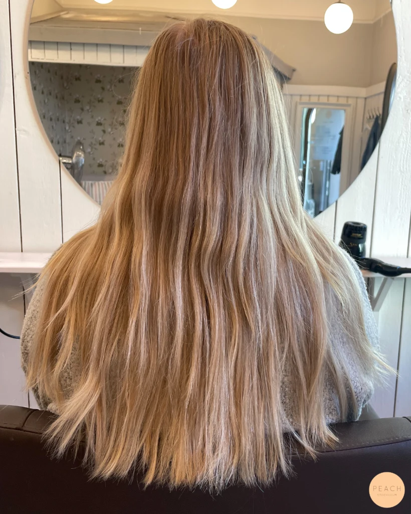 Cream blonde med ljusa slingor