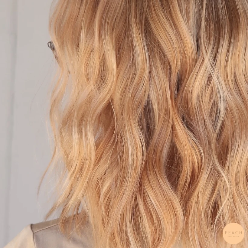 Copper blonde hair med ljusa slingor