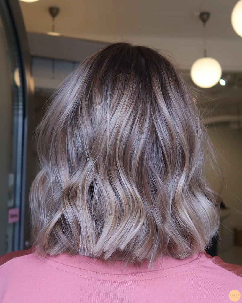 Sval blond hårfärg med ljusa slingor och rootshadow