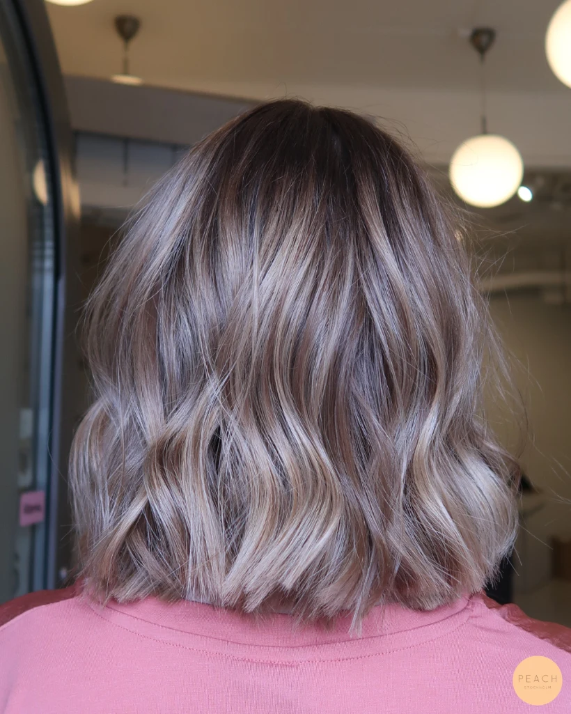 Sval blond hårfärg med ljusa slingor och rootshadow