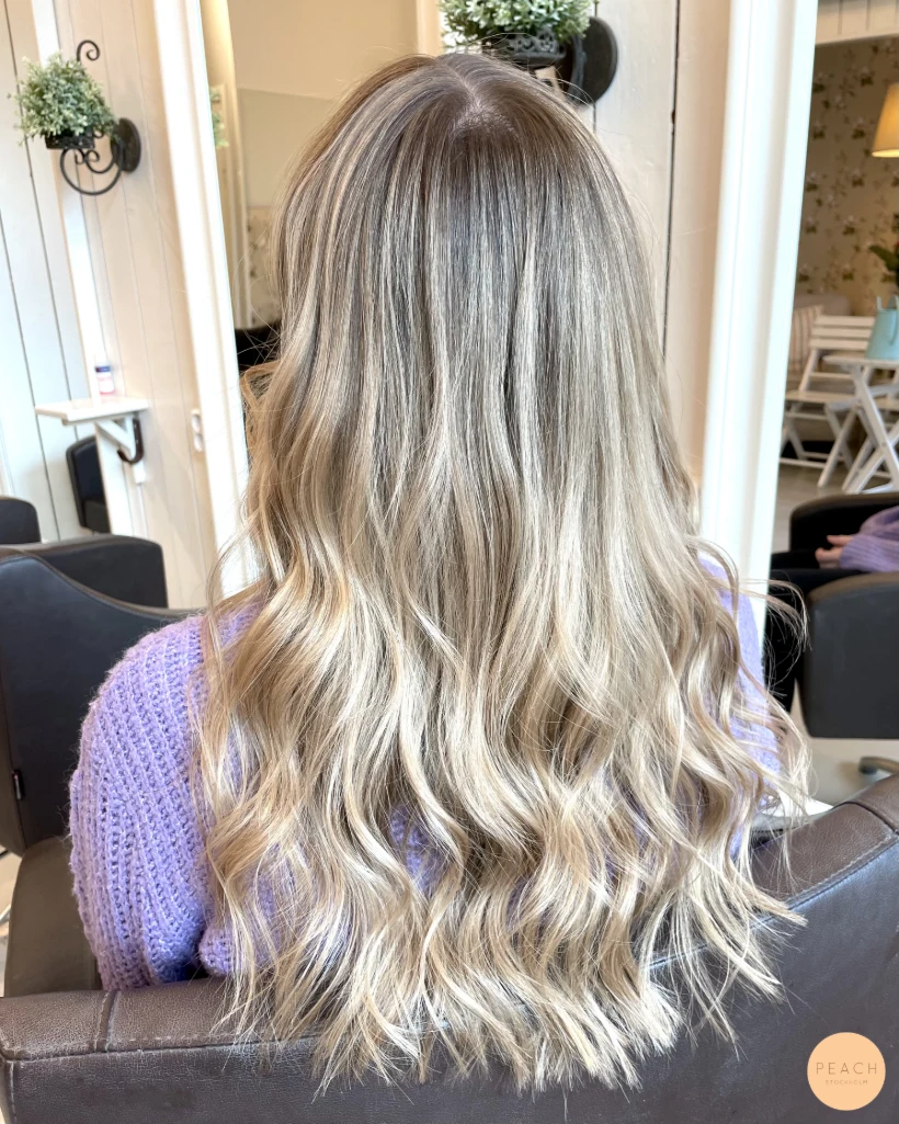 Beige blond hårfärg med slingor och mjuk utväxt