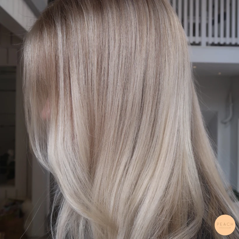 Soft blond hårfärg med sandblonda toner