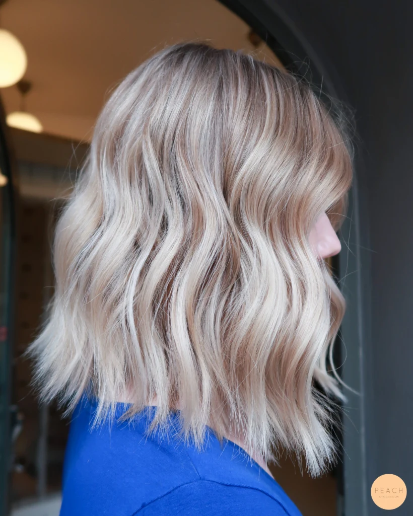 Blond hårfärg i lob frisyr