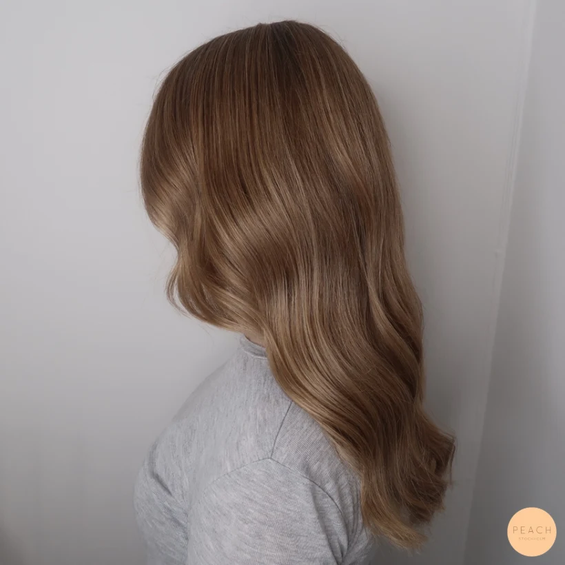 Lowlights i blont hår med koppriga toner