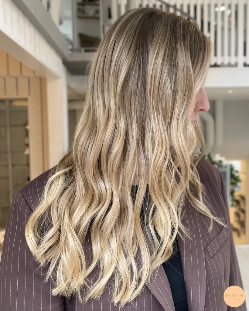 Blond balayage med ljusa slingor och röda toner