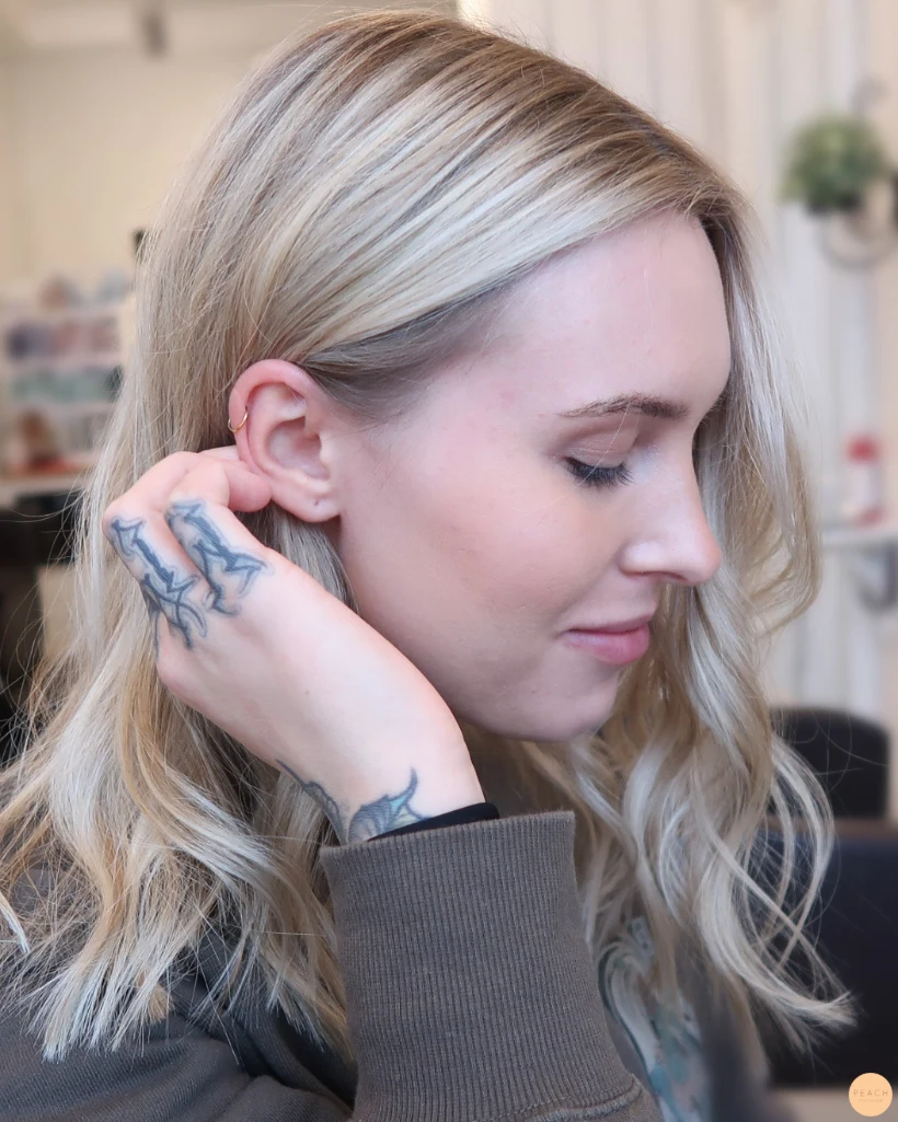 Kall ljusblond hårfärg med slingor