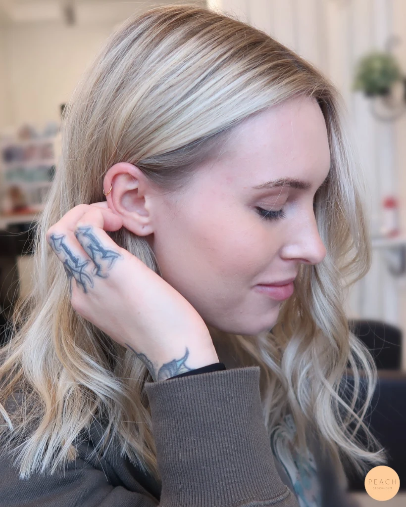 Kall ljusblond hårfärg med slingor