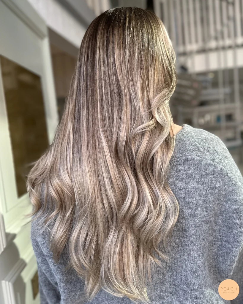 Cool blonde balayage med mjuka lowlights