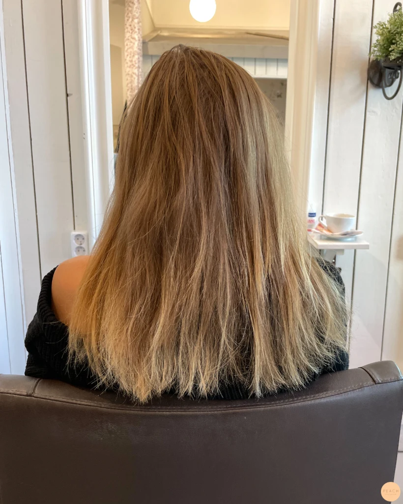 Mellanblond hårfärg med ljusa slingor