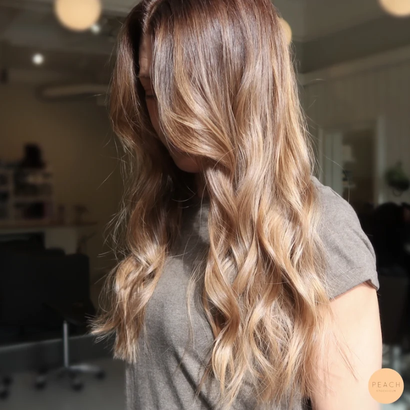 Varm blond hårfärg med slingor och rootshadow