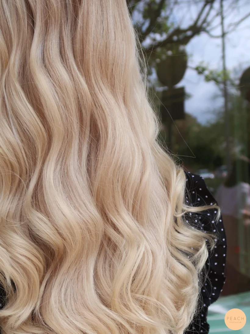 Blont slingat hår kall