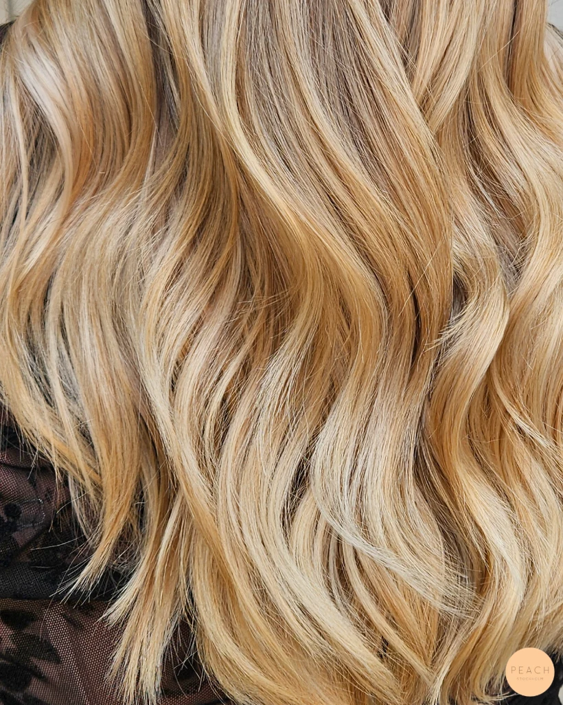 Glossy warm vanilla blonde