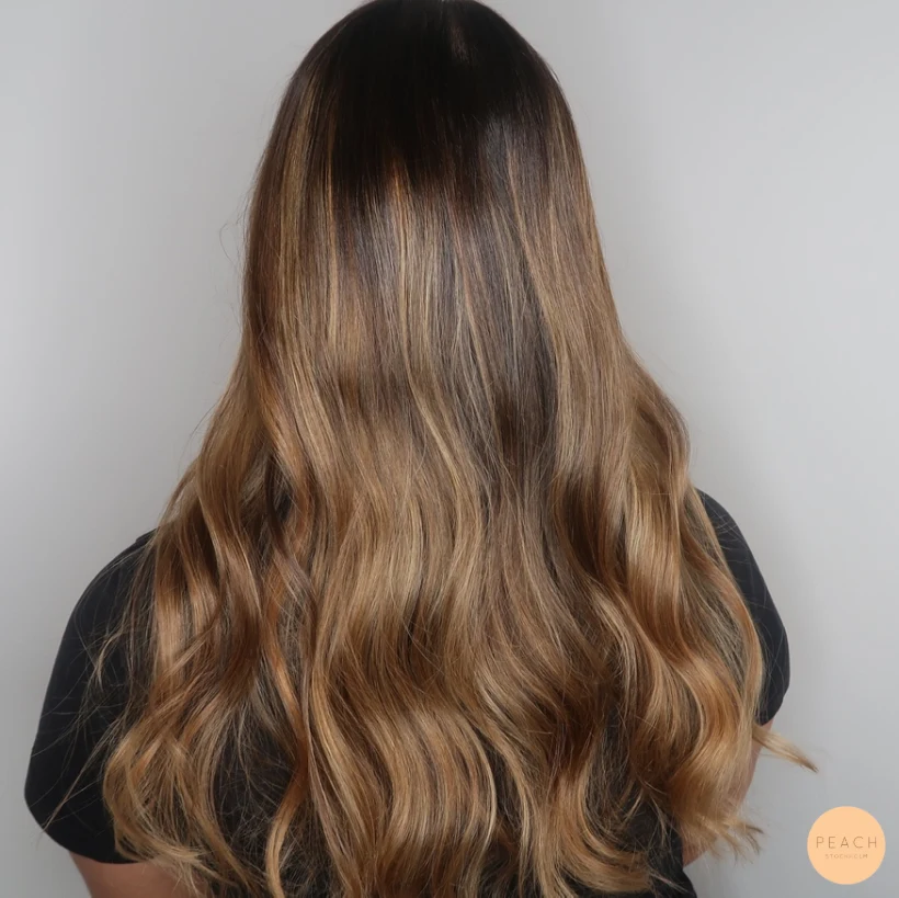 Brun balayage caramel med ljusa slingor