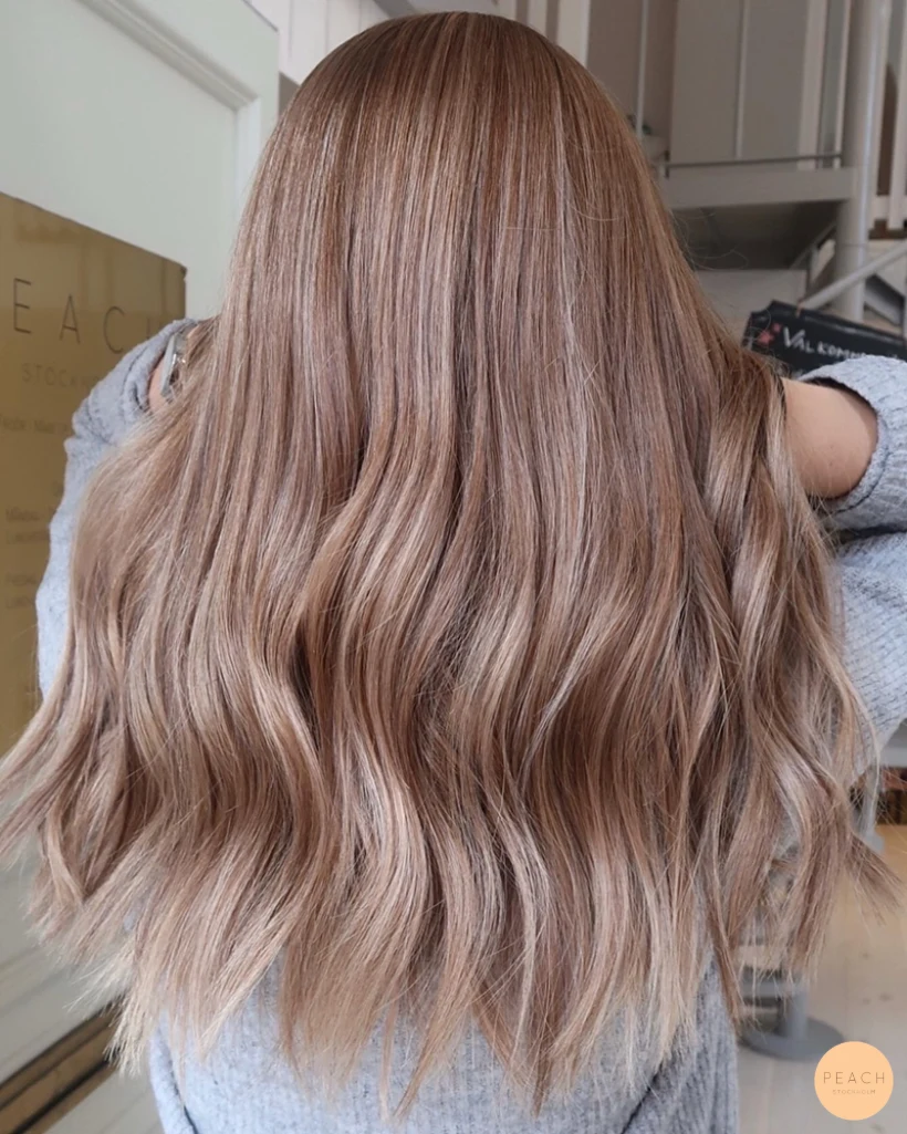Lowlights i blont hår med mjuk root shadow