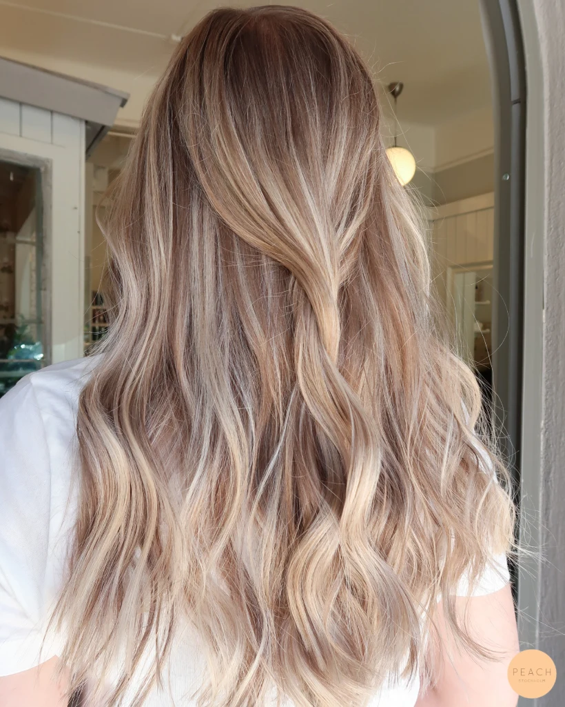 Kall beige hårfärg med ljusa och mörkblonda slingor