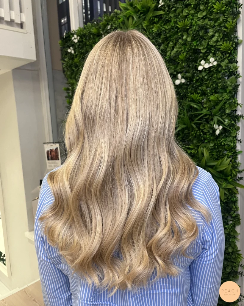 Krämig beige blond med tunna slingor