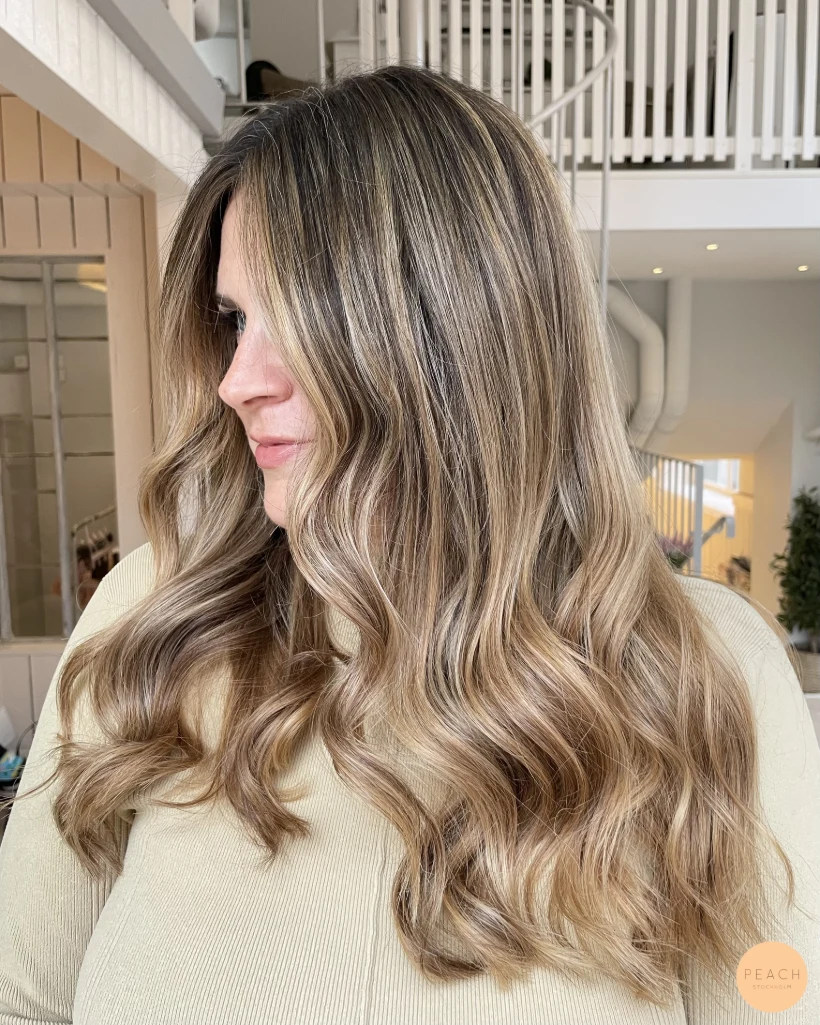Balayage med ljusa slingor och mjuk utväxt