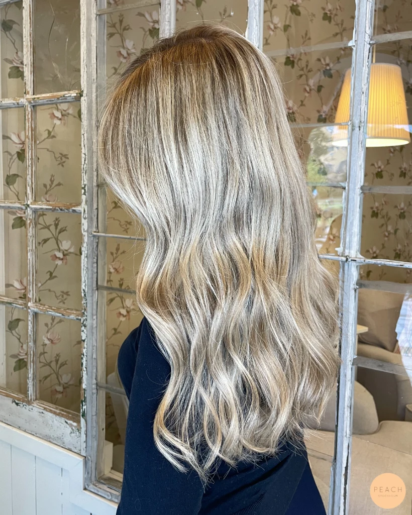 Kall beige blond hårfärg med ljusa slingor och mjuk root shadow