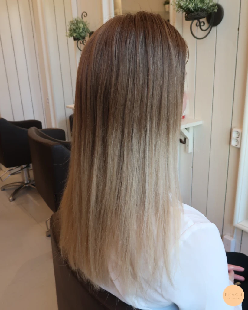 Beige blond hårfärg med ljusa och mörka slingor och beige toner