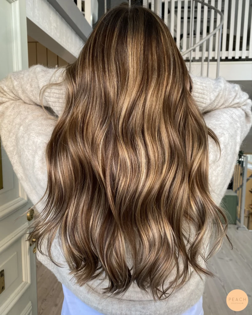 Soft bronde balayage med highlights och lowlights