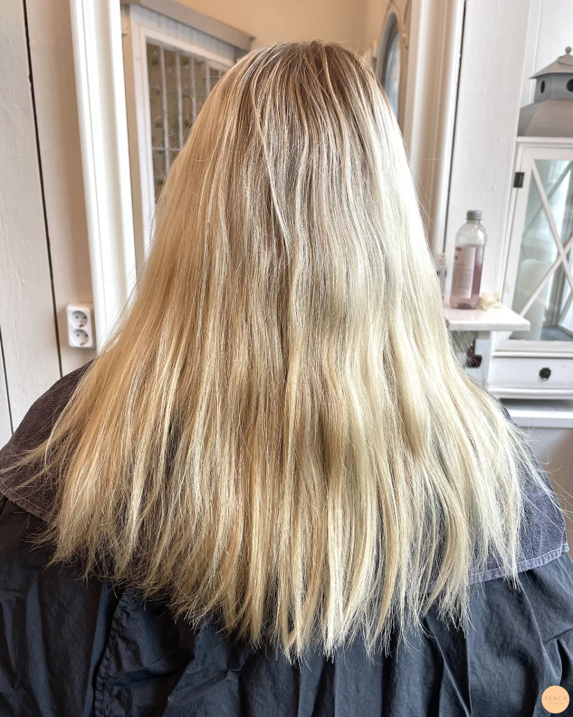 En kall blond hårfärg med lite lowlights