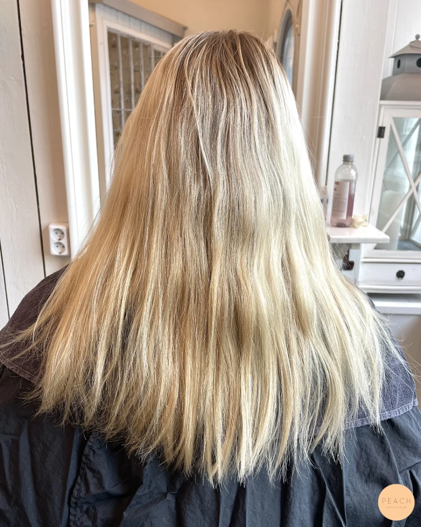 En kall blond hårfärg med lite lowlights