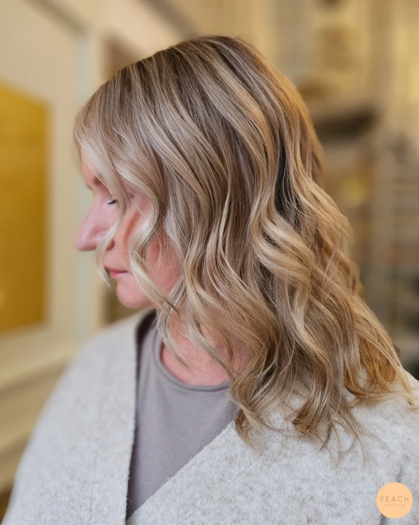 Sandy blonde hair med mjuka lowlights