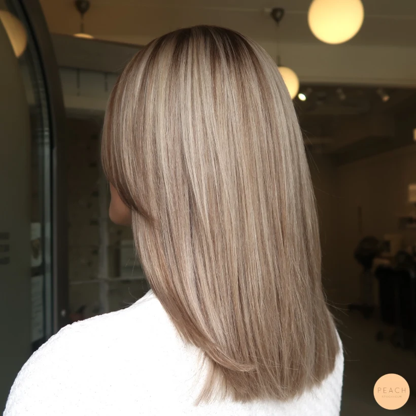 Kall beige blond hårfärg med lowlights.